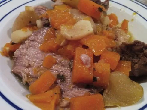 Schweinefleisch und Karotten aus dem Dutch Oven