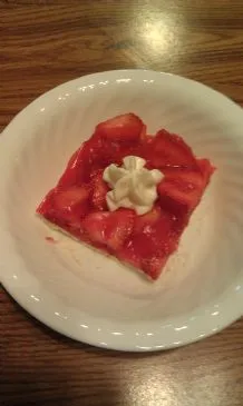 Frischer No-Bake Erdbeerkuchen (Zuckerfrei)