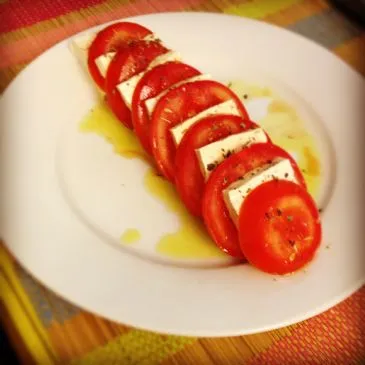 Tomaten-Tofu-Basilikum-Salat