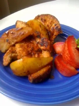 Säuerlicher, Vollkorn-vanillearomatisierter French Toast mit leicht pochierten, zimtinfundierten Birnen und einer Zimt-Ahornsauce.