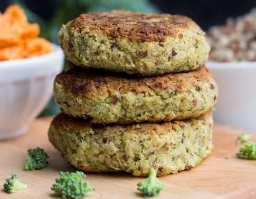 Cheesy Brokkoli-Quinoa-Burger