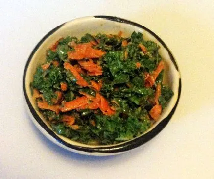 Grünkohl- und Karottensalat mit gewürztem Dressing