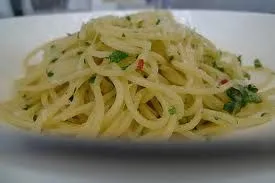 Zucchini, Schinken und Chili Pasta