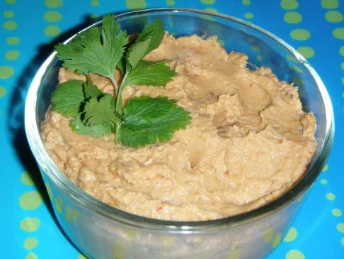 Sonnengetrocknete Tomaten- und Jalapeño-Hummus