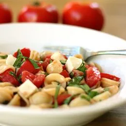Caprese-Salat mit Pasta