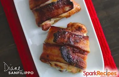 Mit Speck umwickelte rauchige Hähnchenschenkel