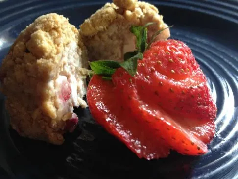 Erdbeer-Käsekuchen-Proteinbällchen