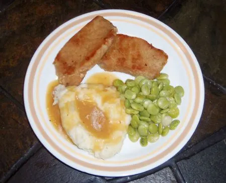 Hausgemachte Schweinekoteletts mit Soße