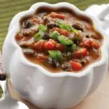 "Vegged-Out" Kürbis- und schwarze Bohnensuppe