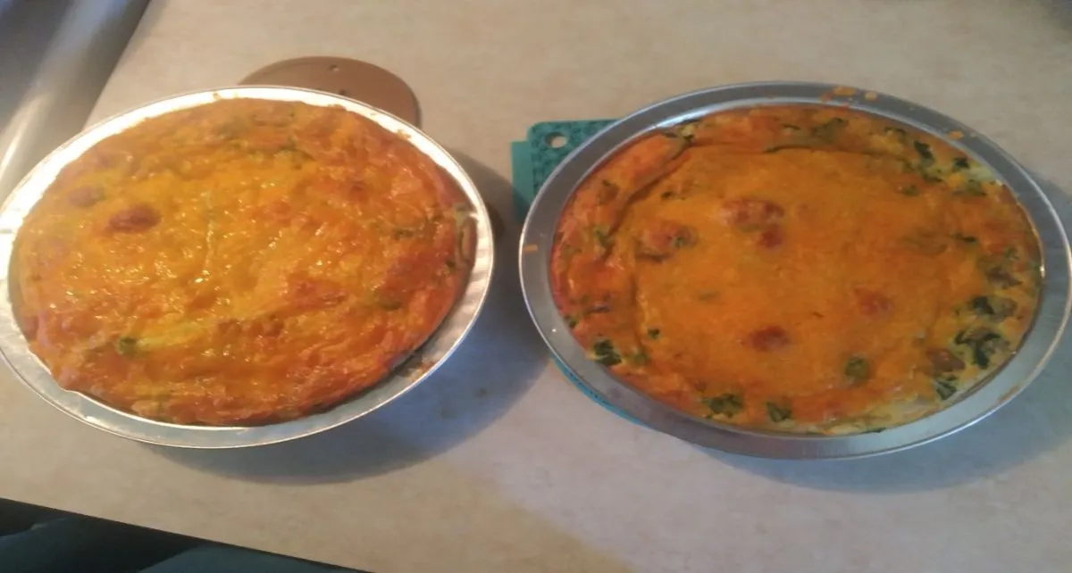 Krustenlose Quiche mit Wurst, Spinat, Zwiebel und grüner Paprika