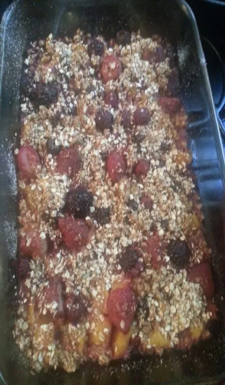 Pfirsich- und gemischter Beerencobbler