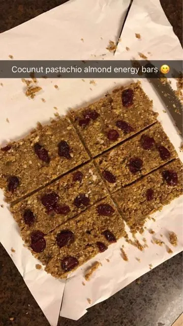 Shelby’s Kokosnuss-Pistazien-Mandel-Energieriegel