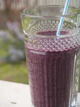 Roher Heidelbeer-Bananen-Smoothie mit Mandelmilch