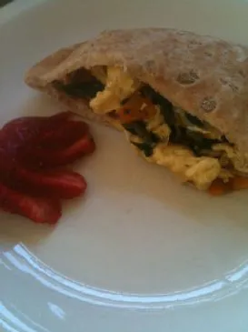 Gemüse- und Käse-Ei-Tasche