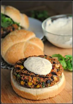 Schwarze Bohnen-Quinoa-Burger
