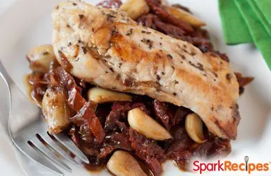 Gebratenes Hähnchen mit Knoblauch und getrockneten Tomaten