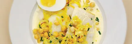 Kichererbsen und geräucherter Schellfisch mit weichgekochtem Ei