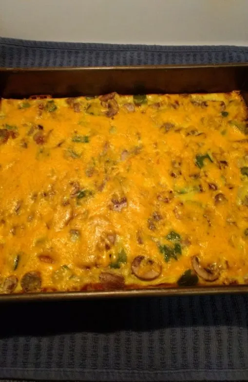 Wurst, Gemüse, Ei & Käse Frühstücksauflauf