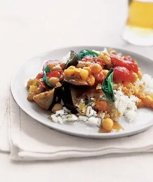 Currygemüse mit Tomaten und Basilikum