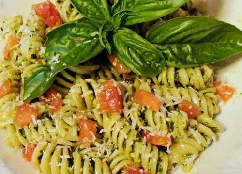 Butter-Rotini mit Parmesan und Gemüse
