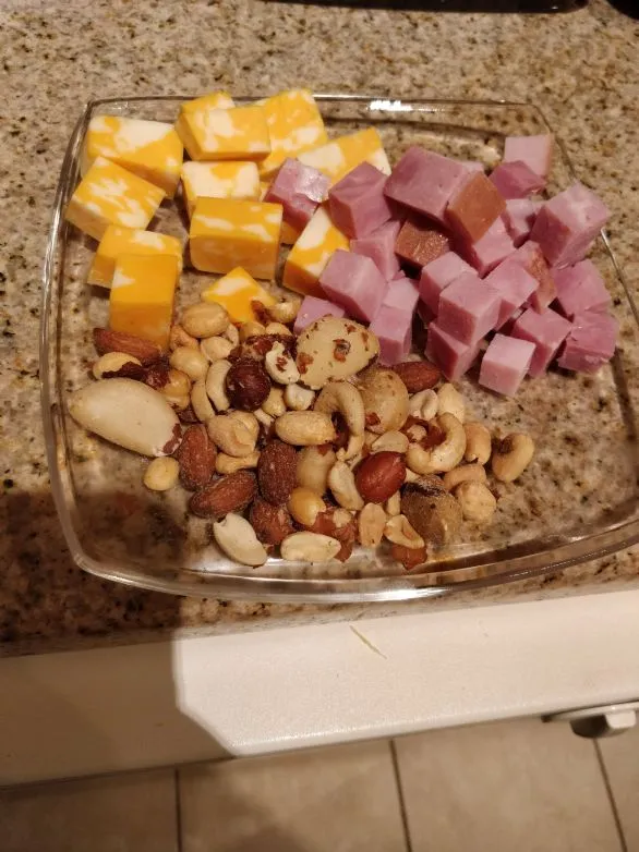 Fleisch-, Käse- und Nuss-Snack-Pack