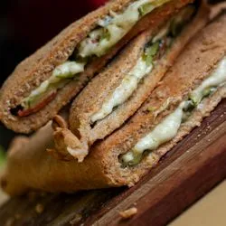 Pepperoni, Zucchini und Spinat Stromboli