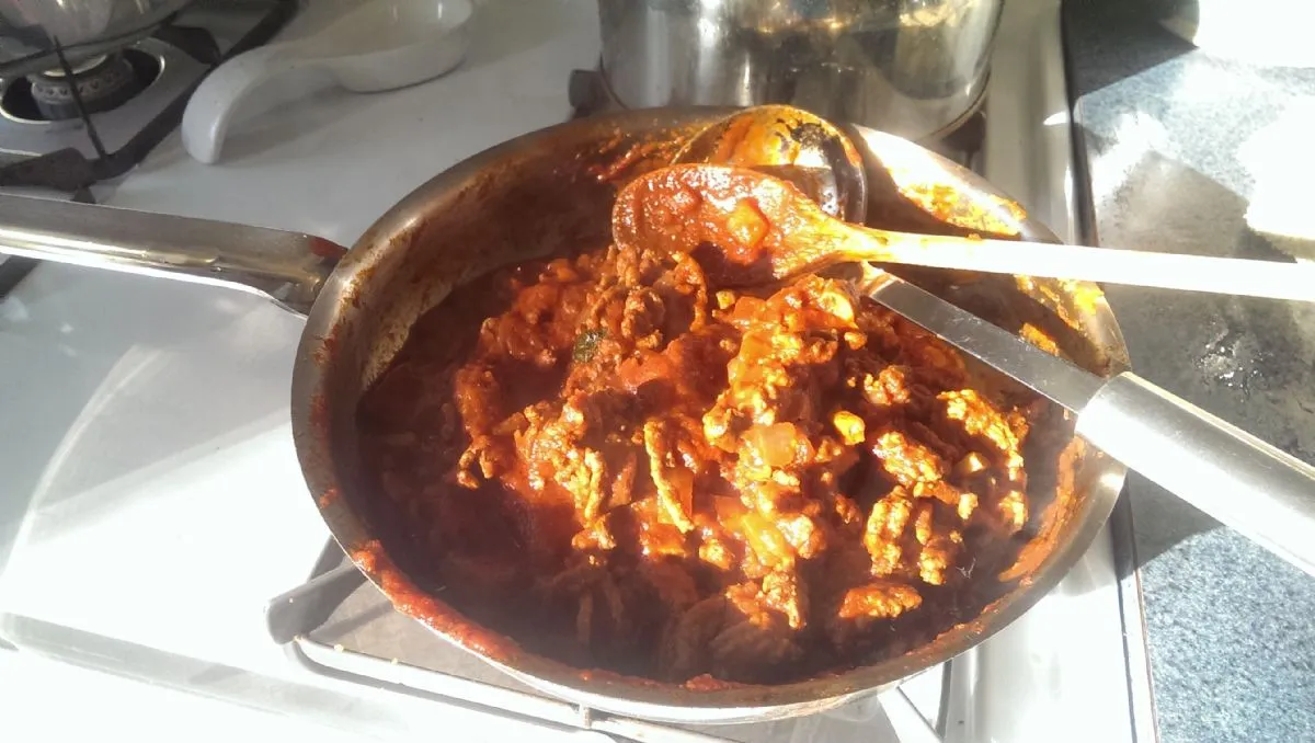 Tomatennudelsauce mit Champignons und Zwiebeln