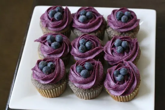 Blaubeer-Cupcakes mit Blaubeer-Frischkäse-Frosting