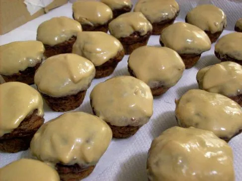 Rote Samt-Puffs mit Espresso-Frosting