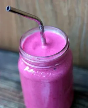Griechischer Joghurt-Brombeer-Smoothie