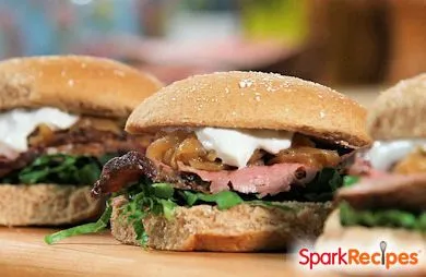 Rindfleisch- und Blauschimmelkäse-Sandwich