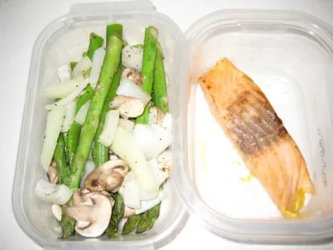 Lachs und im Ofen gerösteter Spargel