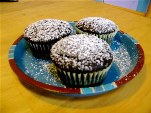 Zuckerbestäubte Schokoladen-Muffins