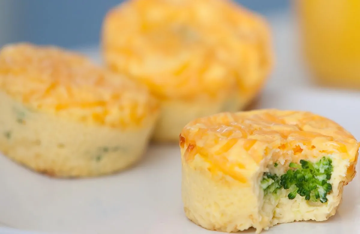 Mini-Ei-Muffins mit Käse-Reis und Brokkoli