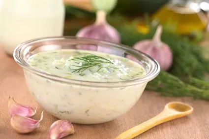 Nancys einfaches Tzatziki (Griechische Joghurtsoße zum Verlieben!)