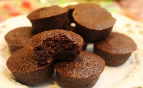 Paleo-freundliche Dunkle Schokoladen-Bananen-Brownie-Muffins