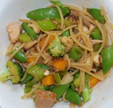 Gemüse- und Ahi-Thunfischsteak-Pfanne