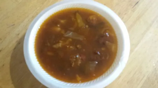 OMGood Wintergemüse-Rindfleisch- und Würstchensuppe