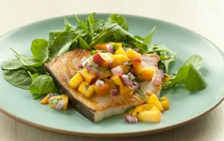 In der Pfanne gebratene Tilapia mit Sommer-Salsa und Baby-Rucola