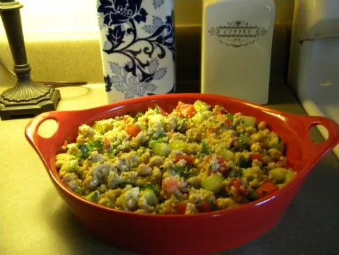 Couscous-Salat mit Gurken und Tomaten