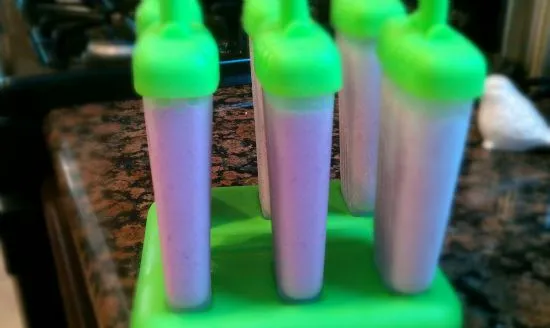 Erdbeer-Brombeer-Smoothie-Eis am Stiel