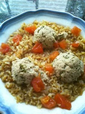 Albondigas über mexikanischem Reis