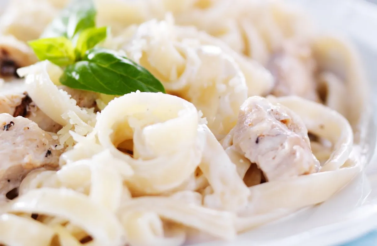 Fettuccine Alfredo mit Hühnchen (1 c)