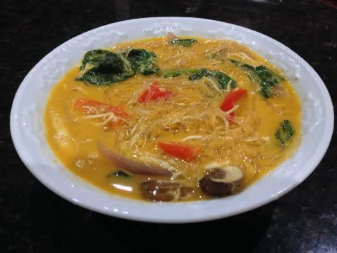 Thailändische Kokos-Curry-Hühnchensuppe