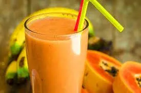 Mango, Papaya & Erdbeer-Joghurt-Smoothie