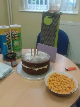 Schokoladen-Biskuitkuchen mit frischer Schlagsahne