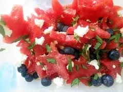 Wassermelonen-, Heidelbeer-, Feta- und Minzsalat