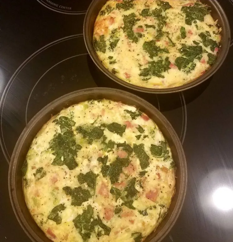 Proteinreiche Krustenlose Quiche mit Brokkoli, Schinken und Spinat