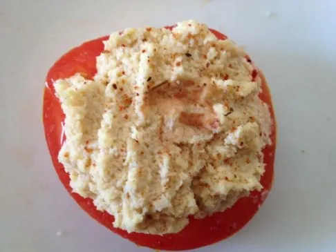 Keim-Hummus auf Tomatenscheiben