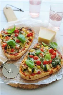 Gegrillte Gemüse-Naan-Fladenbrot-Pizza